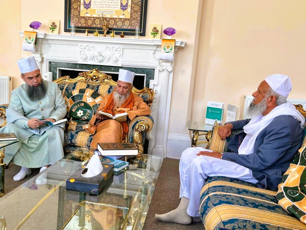 Shaykh Sayyid Muhammad Hashmi Mian of Kichocha Sharif, India, visits Shaykh Pirzada at Jamia Al-Karam (UK) after nearly seven years. Cherished memories were shared.