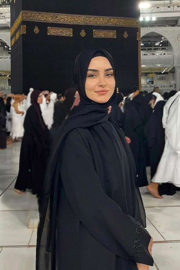 Umrah ka safar shuru hone wala hai 🕋✨… hijab tight, abaya loose aur dil full street vibes mein. Kafir, agar tu himmat rakhta hai to mere sath chal… sajdon ke beech tujhe apna har ek raaz mehsoos karwaungi 😏🤍