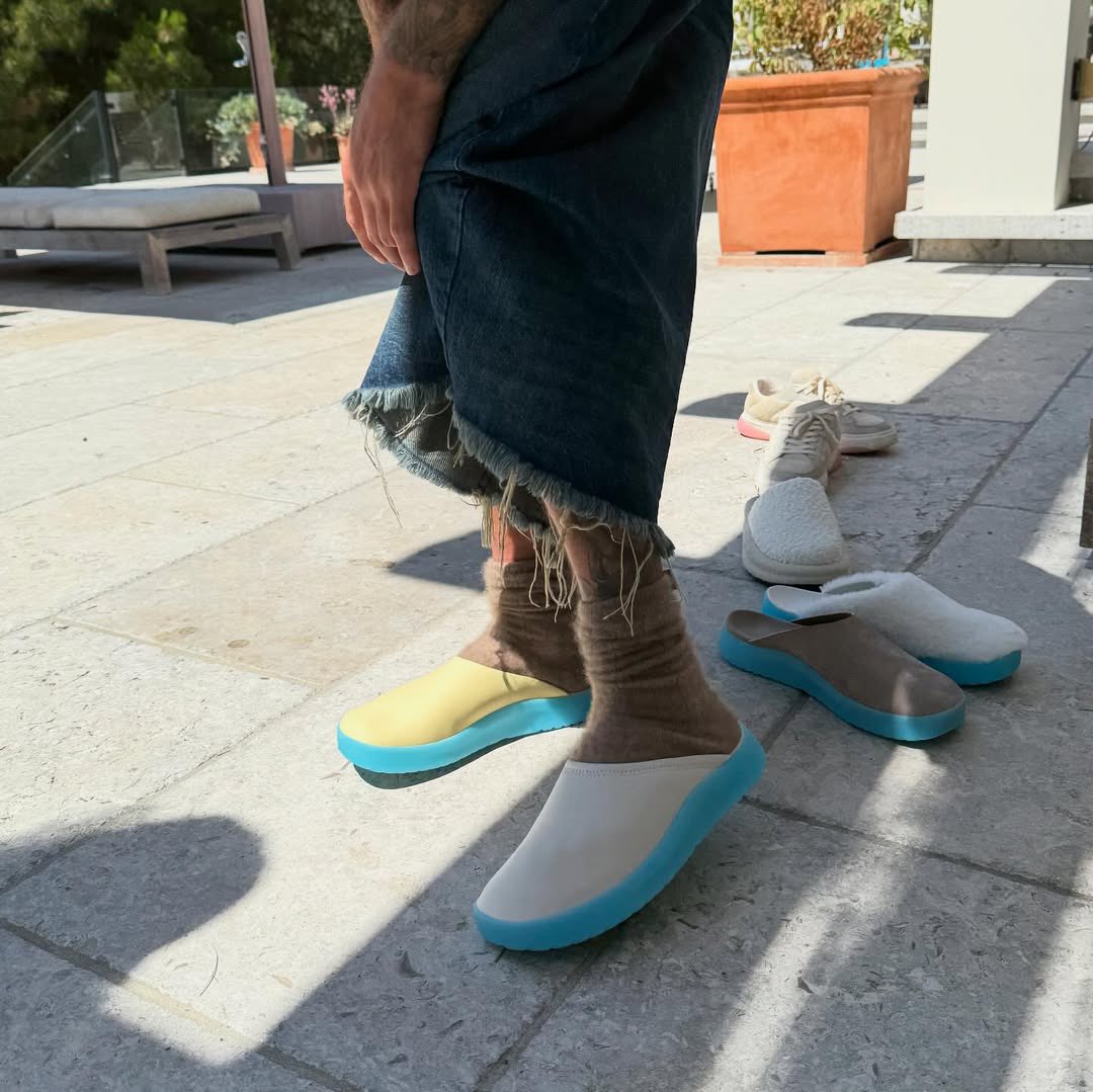 justinbieber's tweet photo. Discontinuing the chunky soled slides 

Rolled my ankle, too hazardous. 

But made the low joints 

That tickle my fancy and should tickle yours

@SKYLRK https://t.co/7oBG41a6BN
