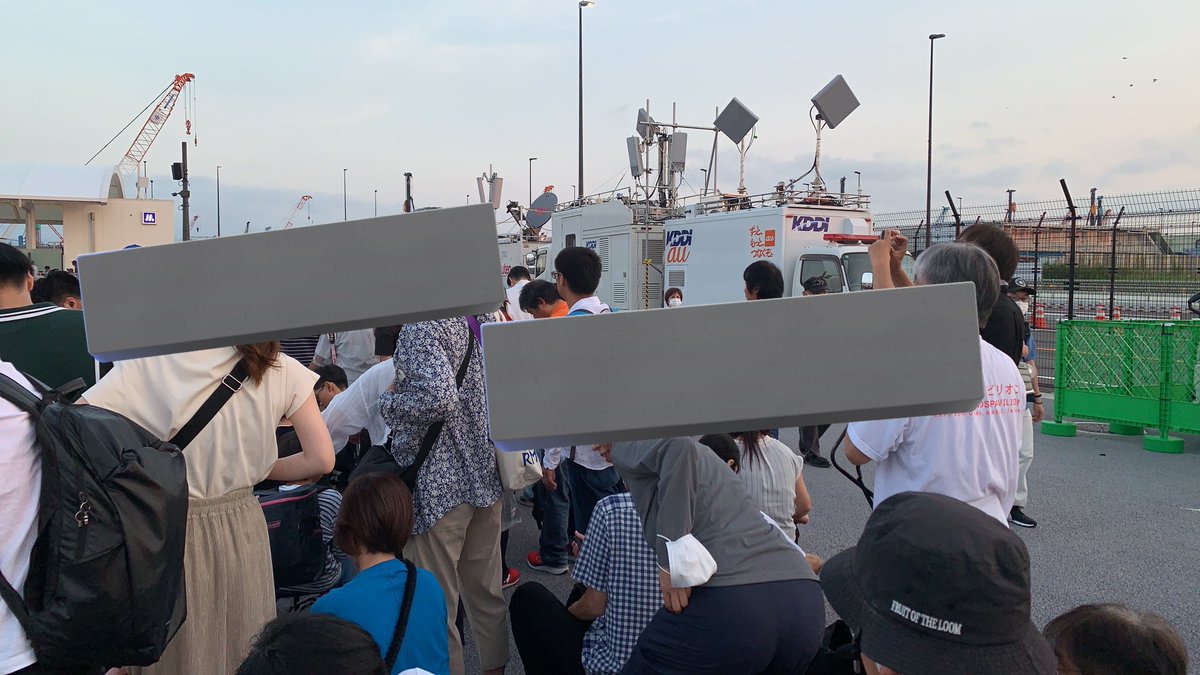 8/30

始発うしろから2両目でしたが、なんとauより後ろです🤣

9時前はどこまで列が伸びるのか…
恐ろしいです…