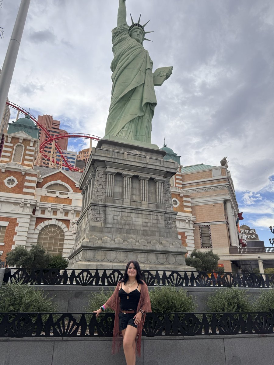 luciam_06's tweet photo. A mis 25 años conocí Las Vegas, Nevada 🥺♥️ y no saben la felicidad que mi corazón siente al haber logrado esto por mérito propio 🥺♥️ https://t.co/1qCw2YM9ZR