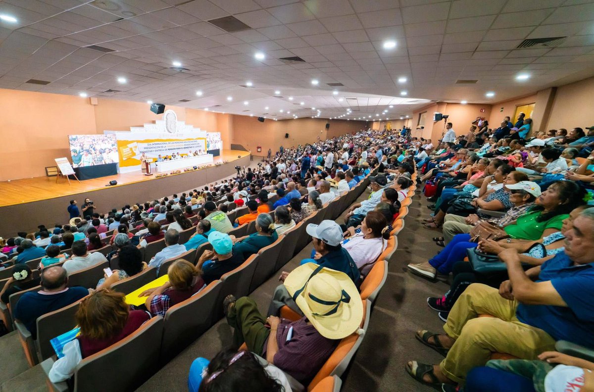CCEGRO_oficial's tweet photo. Se llevo a cabo la presentación oficial de la  Tarjeta Dorada “Envejecimiento con Bienestar”, encabezada por la Mtra. Evelyn Cecia Salgado Pineda (@EvelynSalgadoP), Gobernadora Constitucional de Guerrero, y el Dr. Pablo Gordillo (@pabloandrego), Secretario de Bienestar (@SBienestarGro). Este programa reconoce y dignifica la aportación de las personas adultas mayores a la sociedad guerrerense. Durante la jornada también se entregaron apoyos de la Pensión para el Bienestar de Guerrero a nuevos beneficiarios.

El Dr. Pablo Andrés Gordillo destacó que el programa Pensión Guerrero beneficia a más de 3,100 adultos mayores de las ocho regiones del estado, con apoyos de 1,000 y 2,000 pesos como complemento a la pensión federal. En esta ocasión se dispersaron recursos equivalentes a tres bimestres, sumando 9,300 apoyos económicos. Aclaró que la Tarjeta Dorada no representa un apoyo económico directo, sino beneficios en servicios, estímulos fiscales y descuentos en comercios y dependencias.

Entre los beneficios se incluyen:

Descuentos en más de 500 establecimientos afiliados al Consejo Coordinador Empresarial Capítulo Guerrero.

Estímulos en el pago de servicios municipales como agua, catastro y predial, gracias al apoyo de 59 ayuntamientos.

Servicios médicos y estudios clínicos con tarifas preferenciales en la Universidad Autónoma de Guerrero (UAGro), que además ofrecerá consultas gratuitas.

Reducciones del 35% en el pago de tenencia vehicular y del 30% en trámites estatales como el Registro Público de la Propiedad y el Registro Civil.

Tarifas preferenciales en el transporte público en nueve municipios.

Descuentos en trámites notariales para testamentos durante septiembre, con apoyo del Colegio de Notarios.

La Gobernadora Evelyn Salgado anunció la incorporación de 822 nuevos beneficiarios a los programas de pensión y reiteró que el bienestar va más allá del apoyo económico, consolidándose con acciones integrales como la Tarjeta Dorada. Exhortó a los 35 municipios pendientes a sumarse e informó que en la primera etapa se credencializará a más de 40,000 adultos mayores, reafirmando que “no están solas ni solos”.

En el presídium participaron: Julián Urióstegui Carbajal (@JulianUriostegi), Presidente del CCE Guerrero; Jesús Parra García (@Licjesusparra), Presidente del Congreso del Estado; Ricardo Salinas Sandoval, Presidente del Tribunal Superior de Justicia; Gustavo Alarcón Herrera, Presidente Municipal de Chilpancingo; Sergio Fidel Olvera de la Cruz, Presidente del Colegio de Notarios (@NotariosGro); Rosita Espinoza, Directora del IGATIPAM (@opd_igatipam); e Inocencia Galindo, beneficiaria de la Tarjeta Dorada.

Asimismo, asistieron representantes empresariales como Oliver Pérez Pineda (@OliverPerezPin), Presidente de la CANAGRAF Guerrero; Rosalba Marcelo Pani, Presidenta de CMIC Guerrero (@CMICGuerrero); Elodia Vargas, Presidenta de la AMAG; y Luis Abimael Bautista Nava, Tesorero de Coparmex Chilpancingo, en representación de Marco Antonio Rodríguez Canacasco, Presidente de COPARMEX Chilpancingo.

El evento contó con la presencia de subsecretarios, directores generales, notarios y notarias, diputadas y diputados, presidentas y presidentes municipales, así como integrantes de cámaras empresariales, sector transportista y equipos del IGATIPAM y la Secretaría de Bienestar.

La ceremonia concluyó con un mensaje de agradecimiento y el compromiso de seguir construyendo un Guerrero donde envejecer sea sinónimo de dignidad y bienestar.