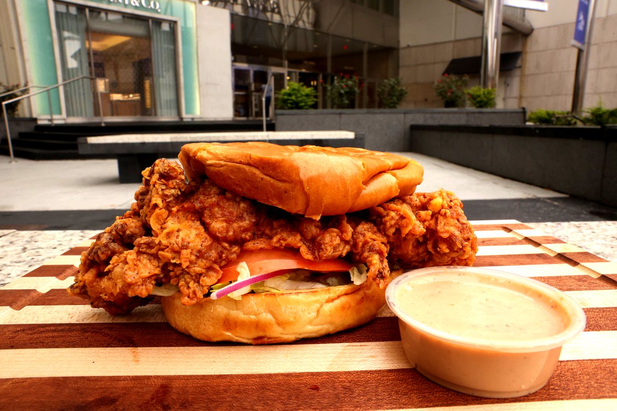 Impromptu photo shoot on Canal St.  check link for more and if you need product shots for your website. 

solidicemedia.dphoto.com/album/k8yg9vwb

#foodphotography #neworleansbusiness #friedchickensandwhich