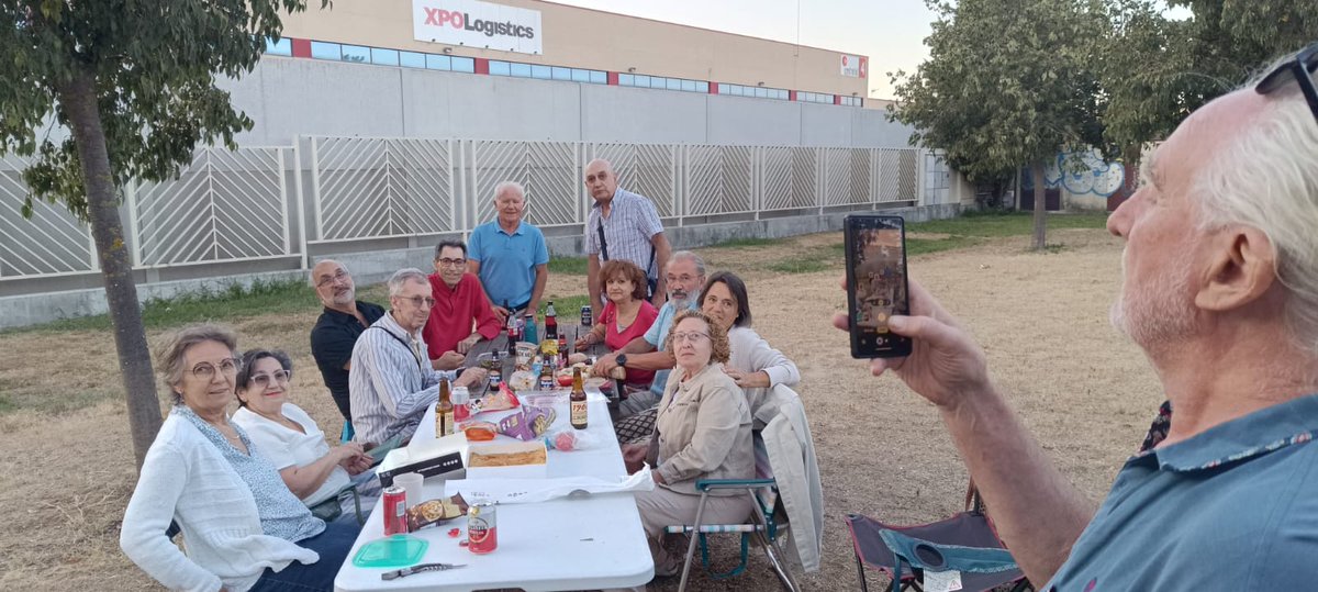 Agosto y el verano se van acabando .....pero no nuestros encuentros que se trasladan a los domingos a la hora del vermut.
Seguimos creando fuertes lazos  para una convivencia de presente y de futuro 
#cohousingsenior
#viviendascolaborativas