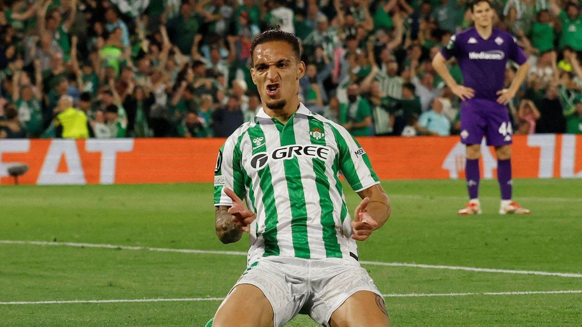 Real Betis and Man United have reached an agreement for the permanent transfer of Antony

Betis will pay €25m plus €3m in add-ons with United keeping a 50% sell-on clause

The deal is not yet finalized,he is on £6m a year with two years left would face a wage cut of £4m 

#MUFC