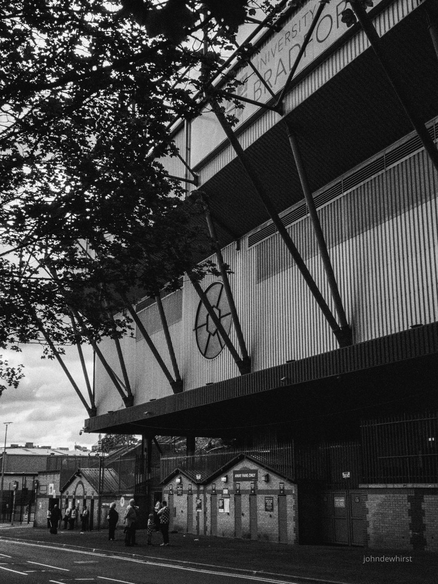 jpdewhirst's tweet image. Midland Road #Bradford #BCAFC. #bfdmonochrome #blackandwhitephotography