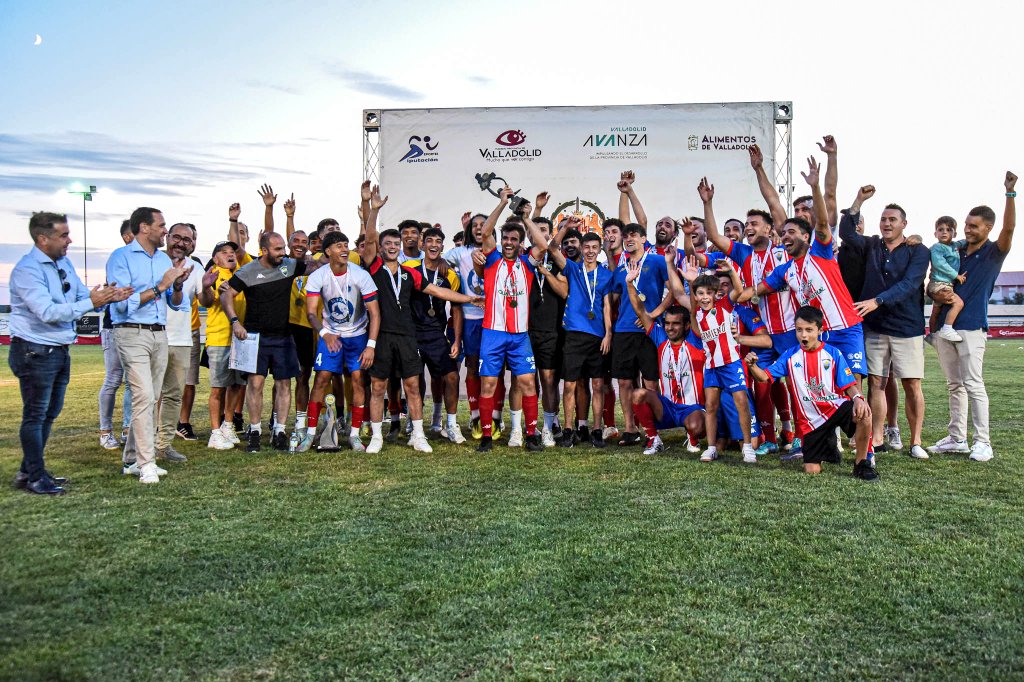 🟠 FÚTBOL

⚽ Primer éxito para el nuevo <a href="/AtcoTordesillas/">Atlético Tordesillas</a> de los arandinos <a href="/AlexIzdo_10/">Alex Izquierdo</a> y <a href="/jorge6gonzalez/">Jorge gonzalez moral</a> 

▶️ Los #rojiblancos superan por 1️⃣-0️⃣ al Real Valladolid Promesas (<a href="/RVcantera/">Cantera Real Valladolid</a>) y alzan la Copa <a href="/Dip_Va/">Diputación de Valladolid</a>

🎦 duerodeporte.com