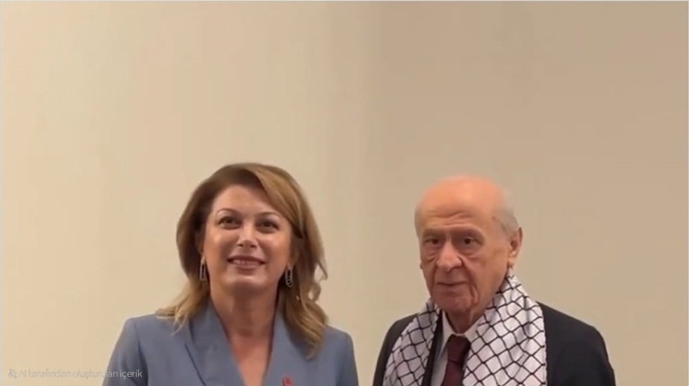 Şu görsele o kadar şaşırmadım ki. Aksine şaşıranlara şaşırıyorum. Birebir cezaevinde geldiğinde kendisinin ne kadınlarla ne haklarıyla alakası olmadığını, tek derdinin kameralar kayda girdiği an kaos kovalayan biri olduğunu bizzat gördüm zaten. Kendisi adalet ve özgürlük