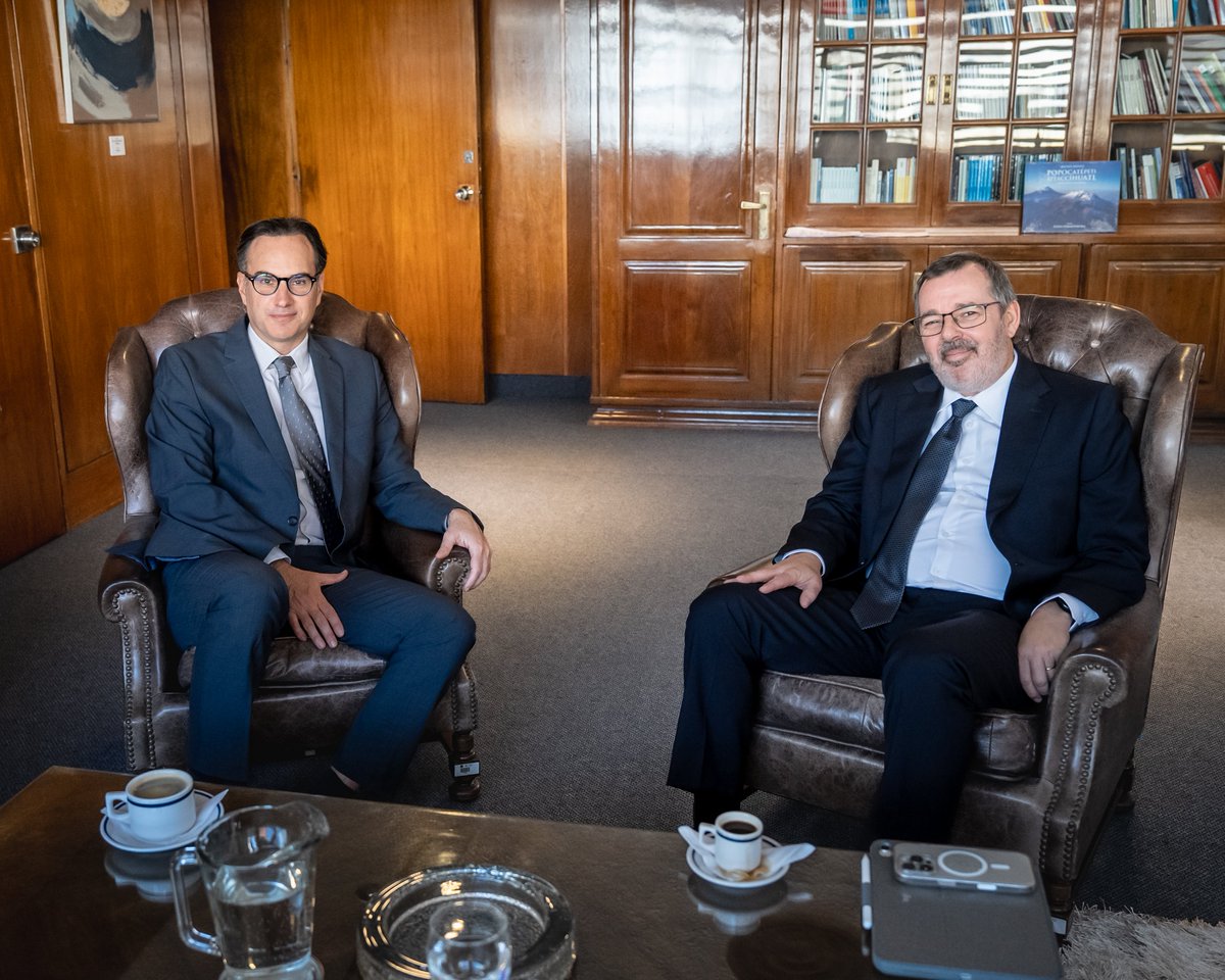 🤝 Una conversación fructífera e intercambio de experiencias con destacadas autoridades de la región.

El 𝗽𝗿𝗲𝘀𝗶𝗱𝗲𝗻𝘁𝗲 𝗚𝘂𝗶𝗹𝗹𝗲𝗿𝗺𝗼 𝗧𝗼𝗹𝗼𝘀𝗮 𝘆 𝗹𝗮 𝘃𝗶𝗰𝗲𝗽𝗿𝗲𝘀𝗶𝗱𝗲𝗻𝘁𝗮 𝗔𝗻𝗮 𝗖𝗹𝗮𝘂𝗱𝗶𝗮 𝗱𝗲 𝗹𝗼𝘀 𝗛𝗲𝗿𝗼𝘀 recibieron en Montevideo a Carlos