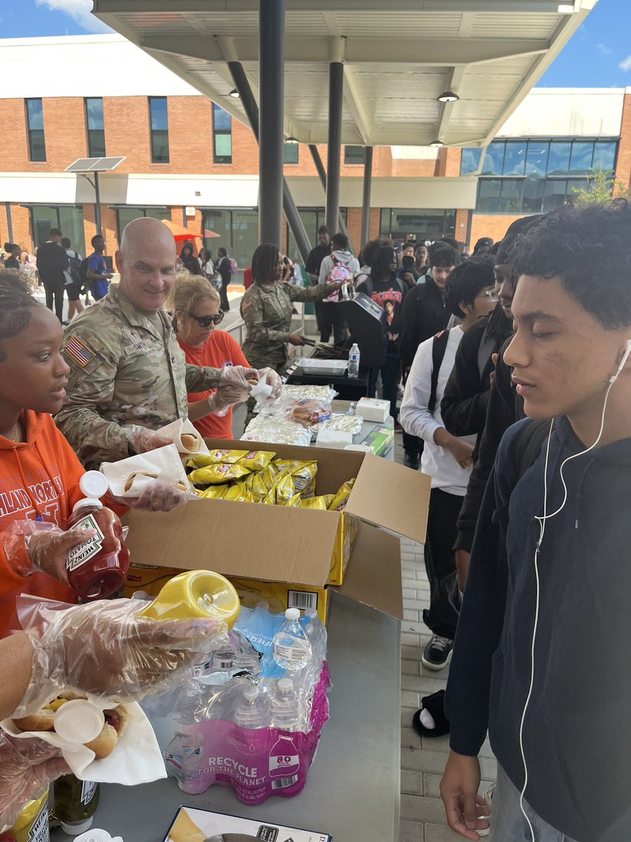 Big thanks to Colonel Smith, his wife  from 4356 31st Division and your @rnecavaliers Student Government for providing hotdogs and chips to our students during lunch to kick off our 1st home game of the season!! 💙🧡<a href="/fortjackson/">Fort Jackson</a> <a href="/RNECavaliers/">Richland Northeast HS</a> <a href="/RichlandTwo/">Richland School District Two</a> 
<a href="/rneavid/">RNE AVID</a>
