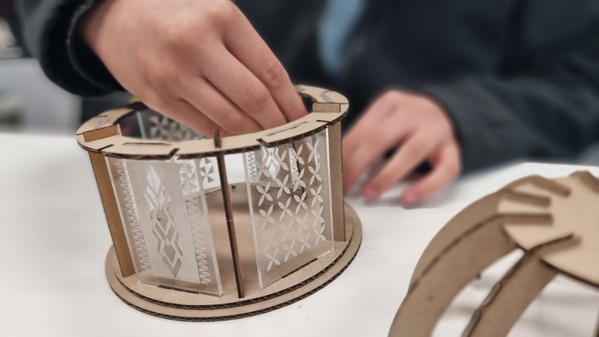 chchLibLearning's tweet image. Students assembling their Laser-Cut fale. All design work using the awesome @inkscape software. Enabling equity in design. Over to @lightshow to keep makers making @WiljDekkers @Makerspaces_com @GCSNinAction @L2_S2S