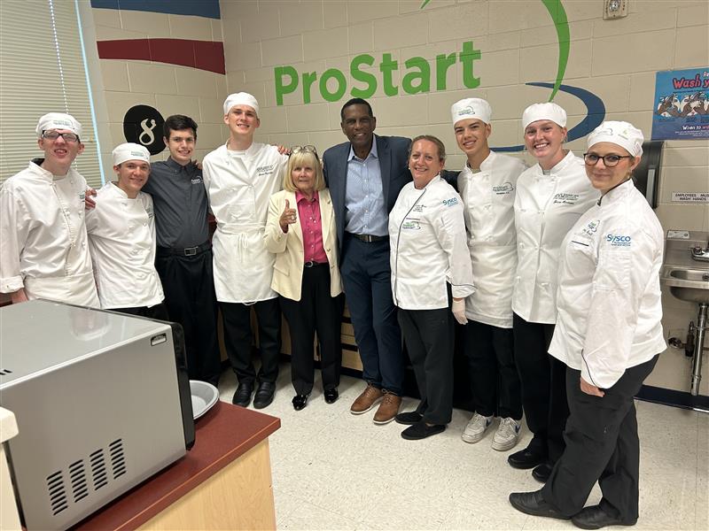RepBurgessOwens's tweet image. Great visit to Westlake High in Saratoga Springs to see the Utah Restaurant Association’s ProStart program in action. This hands-on culinary program is preparing Utah students for careers in the food industry - and they’re already competing at the state and national level.