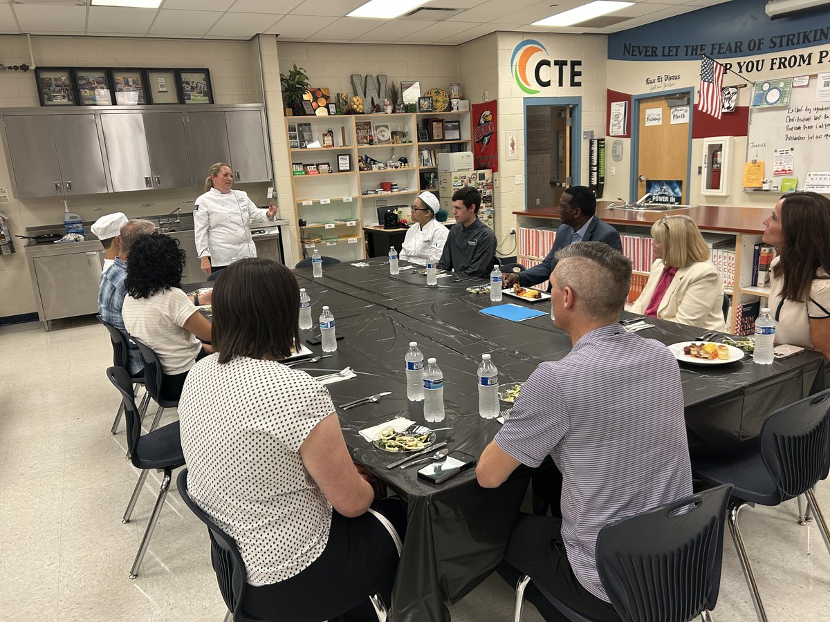 RepBurgessOwens's tweet image. Great visit to Westlake High in Saratoga Springs to see the Utah Restaurant Association’s ProStart program in action. This hands-on culinary program is preparing Utah students for careers in the food industry - and they’re already competing at the state and national level.