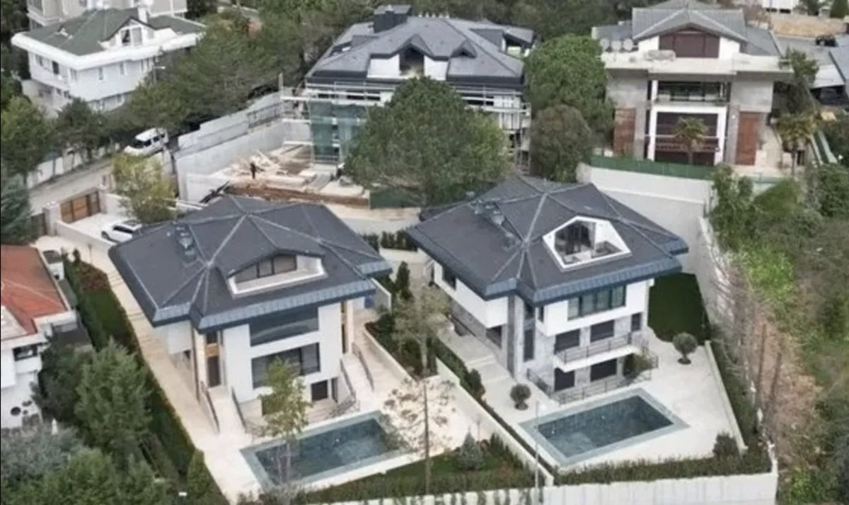 e_ercis's tweet image. CHP'liler yakında Ekrem İmamoğlu'nun Ali Nuhoğlu'ndan cukkaladığı villalarını "MÜTEAHHİT BABA TÜRBESİ"ne çevirip demir korkuluklarına çaput bağlarlarsa şaşırmayın. Ne mübarek adam, gören ağlıyor :)))