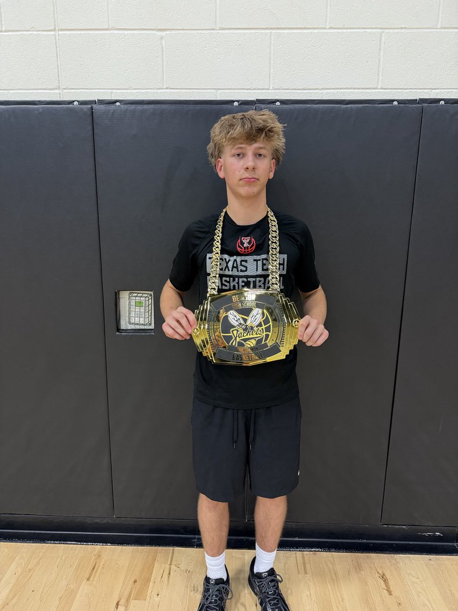 Congratulations to Chandler Beesinger!!  Denison basketball’s Man of the Week!  He was tremendous on and off the court!! ⁦<a href="/kohli51/">Steven Kohli</a>⁩ ⁦<a href="/teamdenisonisd/">Denison ISD Family</a>⁩ ⁦<a href="/DenisonHS/">Denison High School</a>⁩ ⁦<a href="/denisonisd/">𝗗𝗲𝗻𝗶𝘀𝗼𝗻 𝗜𝗦𝗗</a>⁩ ⁦<a href="/BWhitson14/">BWhitson</a>⁩ ⁦<a href="/LJB_Denison/">Lady Jackets Basketball</a>⁩ ⁦<a href="/Yellow_JacketTV/">Yellow Jacket TV</a>⁩