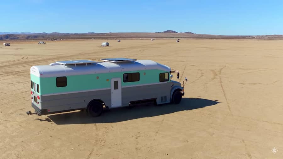 TinyHouseTalk's tweet image. From the daily grind to open roads!🛣️ Chris and Brandy's skoolie adventure is a dream come true, complete with a truck in tow. Their $45K investment brought them freedom and tranquility. Want to see more? Click the link! tinyhousetalk.com/their-45k-roof… #TinyHome #AdventureAwaits