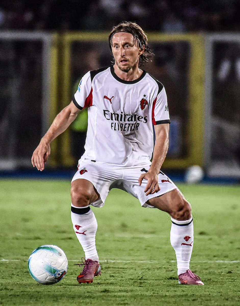 Lorenzo_lollo11's tweet image. 40 anni e se li porta a casa ancora tutti. 
LUKA IL CALCIO MODRIC
#LecceAcMilan #Modric