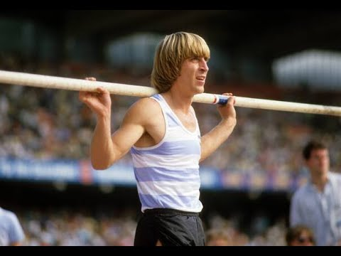 TousPoulidor's tweet photo. 31 août 1984, Rome. Thierry Vigneron bat le record du monde de saut à la perche détenu par Sergueï Bubka avec un bond de 5,91m. Cette nouvelle marque ne tiendra que 15 minutes ! Le Soviétique reprend immédiatement son bien avec 5,94m et restera recordman du monde pendant 30 ans https://t.co/WNMkaPtKAw