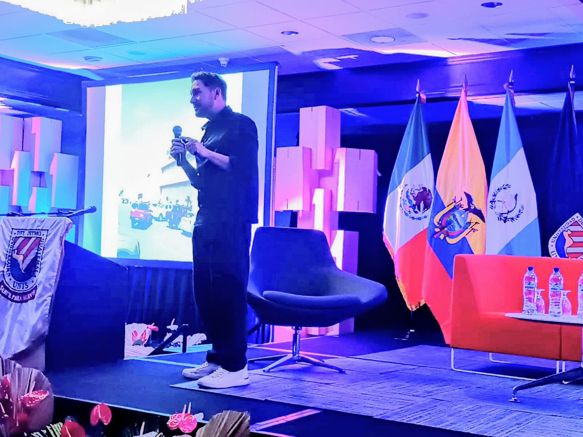 La Embajada del 🇪🇨 en 🇬🇹 acompañó al Arq. José Gómez en la Cátedra Jorge Montes 2025 de la UIES, donde presentó “Arquitectura en Territorios Satélites”. Autor de Hábitat Flotante y fundador de Natura Futura, es referente premiado de la arquitectura latinoamericana. <a href="/CancilleriaEc/">Cancillería del Ecuador 🇪🇨</a>