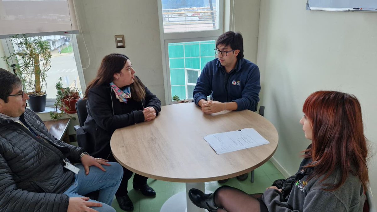 La Seremi del Deporte, Anahis Arauz se reunió con el equipo de la Secretaría de Planificación de la comuna de Fresia, integrado por los profesionales Yerko Hernández y Paulina Vallejos, para ver los avances del proyecto que están trabajando para la localidad rural de Tegualda.
