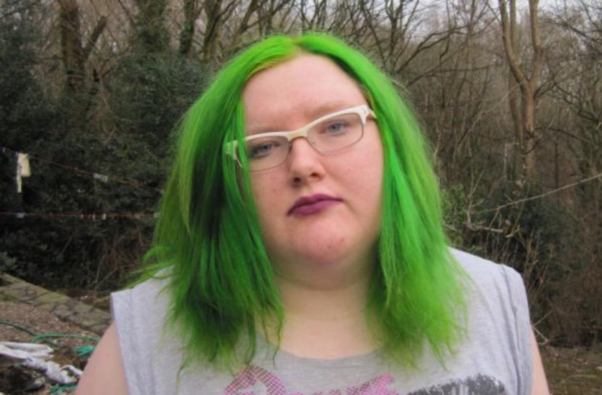 Это Марьям. Марьям бодипозитивная фем-активиня, психологиня, бариста, гендерная борциня, писателька, спецкорка, проффесорка по гендерной лингвистики. Но для обычного мизогинно-маскулинного патриархала это всего лишь тупая феминистка с зелеными волосами. Не стыдно?