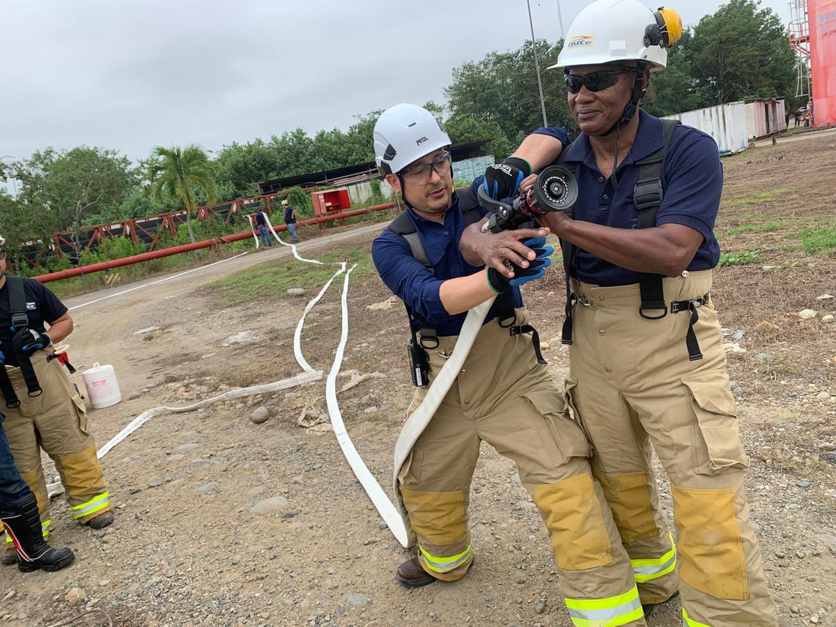 A fin de fortalecer la prevención y seguridad industrial, nuestro personal fue capacitado en Sistema Contra Incendios: Manejo y despliegue de mangueras, bombas a presión para extinción de fuego y práctica con acoples.🚒💧

#ElNuevoEcuador