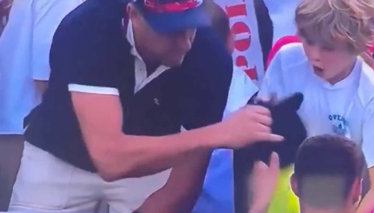 Watch This Horrible U.S. Open Tennis Fan Get Caught on Camera Stealing a Signed Hat From The Hands of a Child s.barstool.link/c/article-3551…