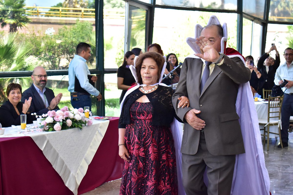 Tu_IMSSDgo's tweet photo. La titular de #IMSSDurango, Dra. Claudia Díaz Pérez realizó la coronación del Rey👑y Reina👸🏻🤴del Club de la Persona Mayor del Centro de Seguridad Social Durango.

Durante el Desayuno-Baile de Coronación el ambiente fue de festejo y celebración para las y los participantes.🎉🥳 https://t.co/zYoGdvsu40