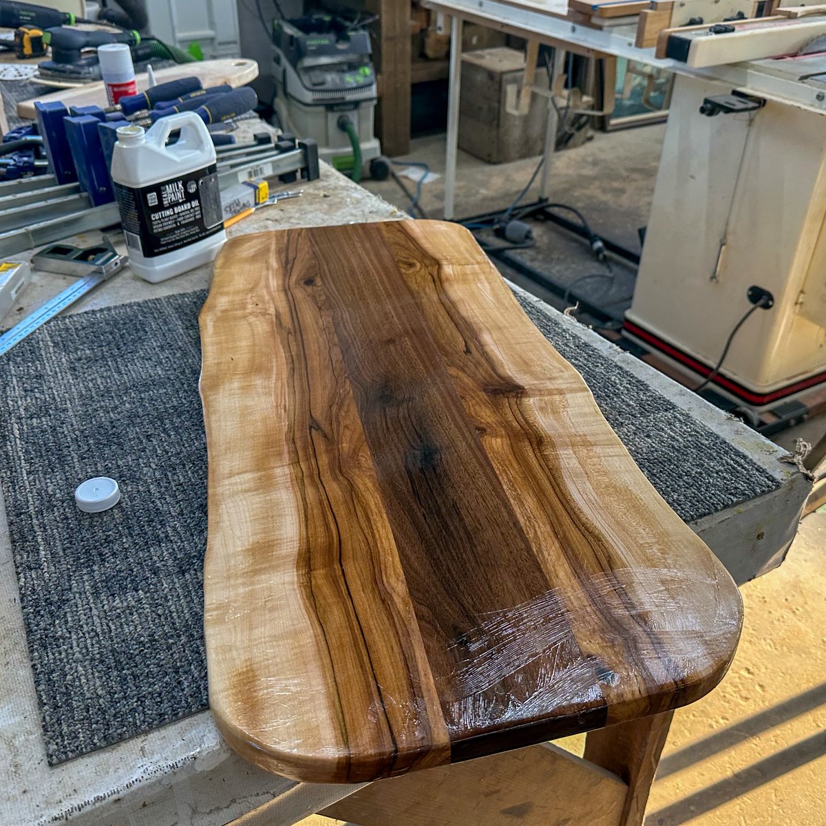 Spectacular charcuterie board finished with @RealMilkPaintCo charcuterie board oil… nice! #workshopatthegardens #charcuterieboard #minnesotawood
