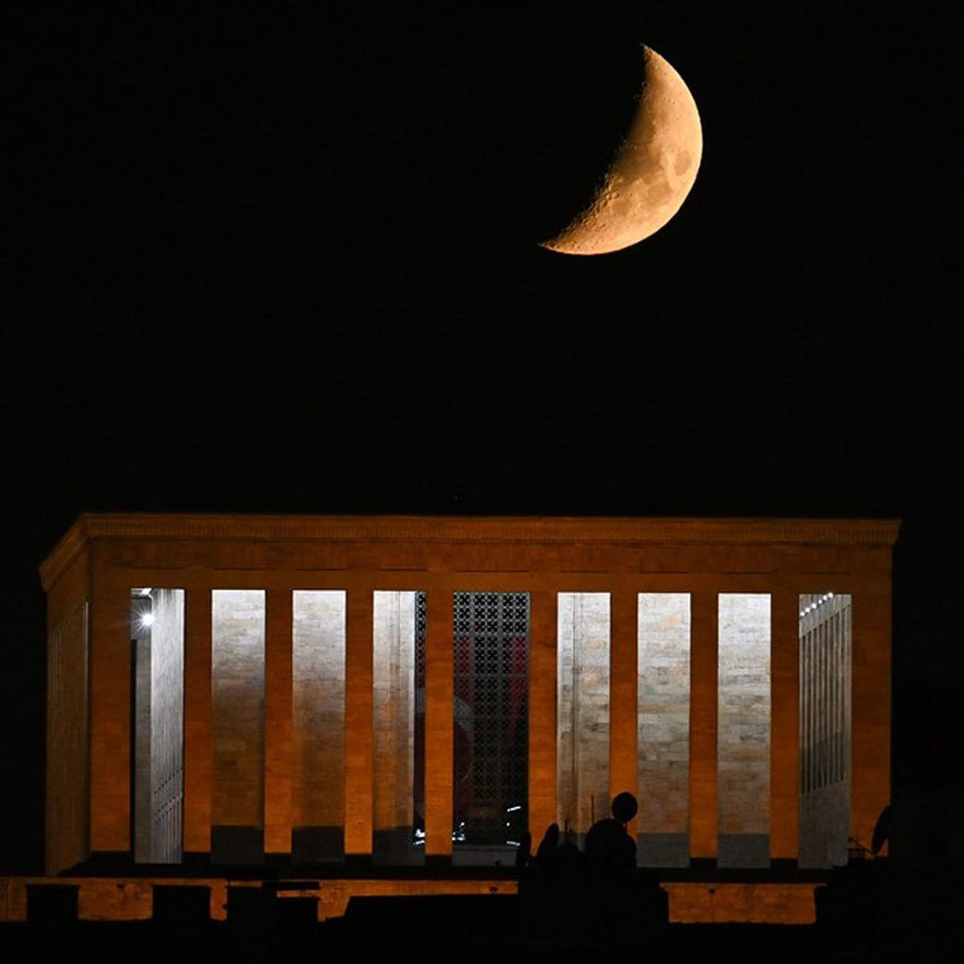 30 Ağustos gecesi, Ankara semalarında tüm ihtişamıyla yükselen Anıtkabir manzarası…