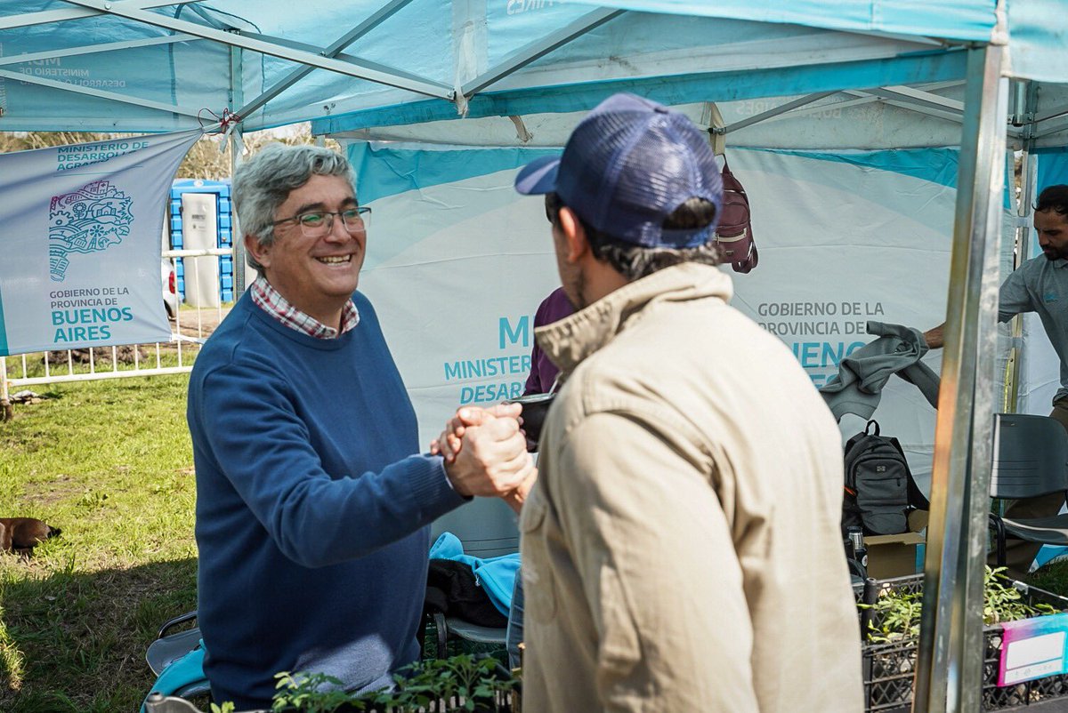 JavoRodriguezL's tweet photo. Desde la Provincia impulsamos una producción con ciencia y tecnología.

Recorrimos con @Julio_Alak la Expo Tecnología para el Desarrollo Agrario, un evento que organizamos desde @AgrarioPBA para acercar maquinaria, tecnologías e insumos a la pequeña y mediana escala productiva. https://t.co/L1OgdKnIb4