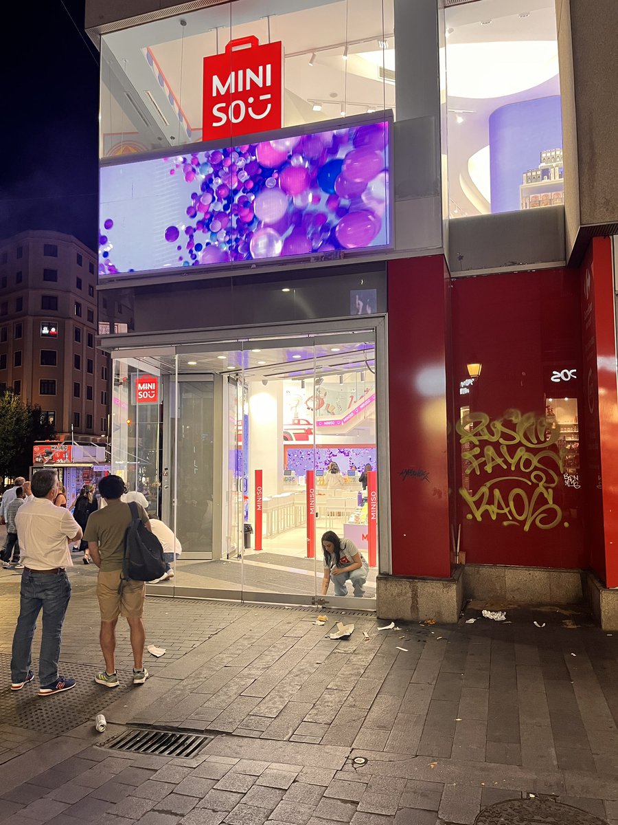 mariafda2002's tweet photo. @AlmeidaPP_ @IdiazAyuso Madrid lleno de homeless y muy sucio.  Que vergüenza. 
Fotos de Gran Vía. https://t.co/e4gT1ryjGb