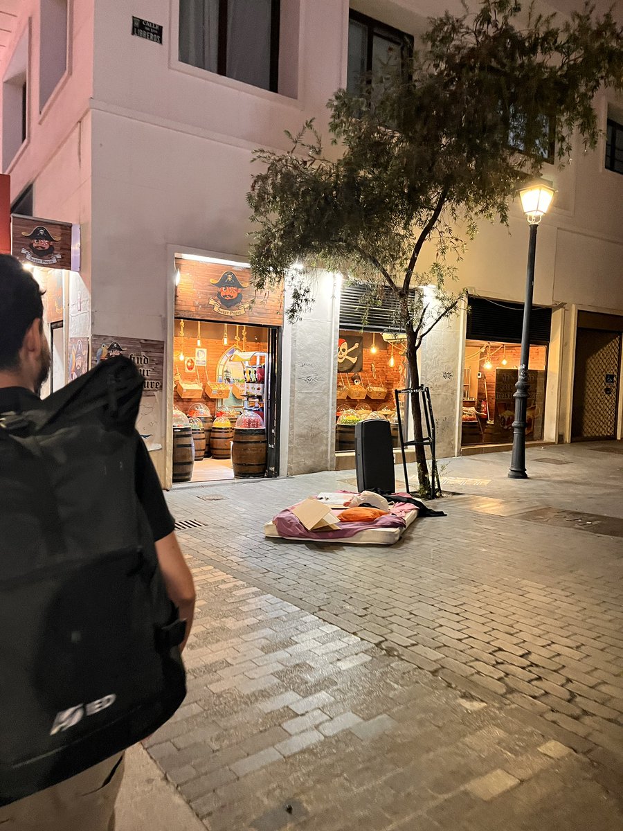 mariafda2002's tweet photo. @AlmeidaPP_ @IdiazAyuso Madrid lleno de homeless y muy sucio.  Que vergüenza. 
Fotos de Gran Vía. https://t.co/e4gT1ryjGb