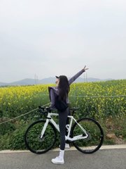 週末の朝は最も貴重な静かな時間です。自転車に乗って、都市の喧騒を離れ、静かな小道を走り抜けます。