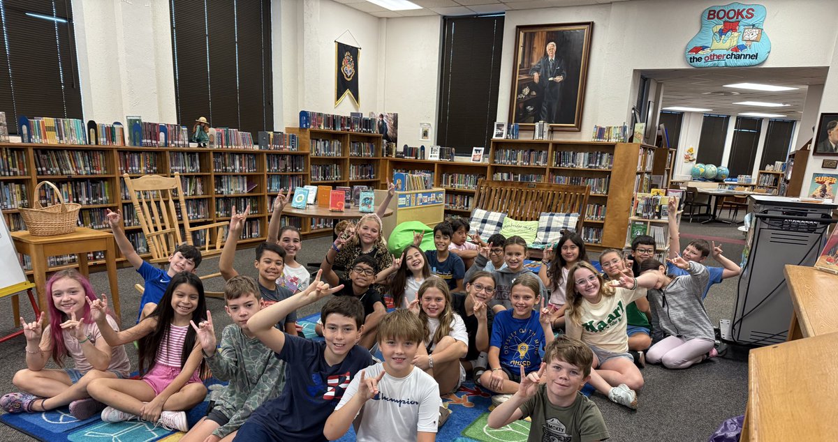 LibraryAHCES's tweet image. Our 5th Grade Library Leaders are ready to serve their Cambridge patrons😎! Today was our 1st official meeting, and they are pumped for this school year🥳! They began this journey last year as 4th graders, & look at them now😎📚! #LibraryLife #LibraryService 📚💛💙