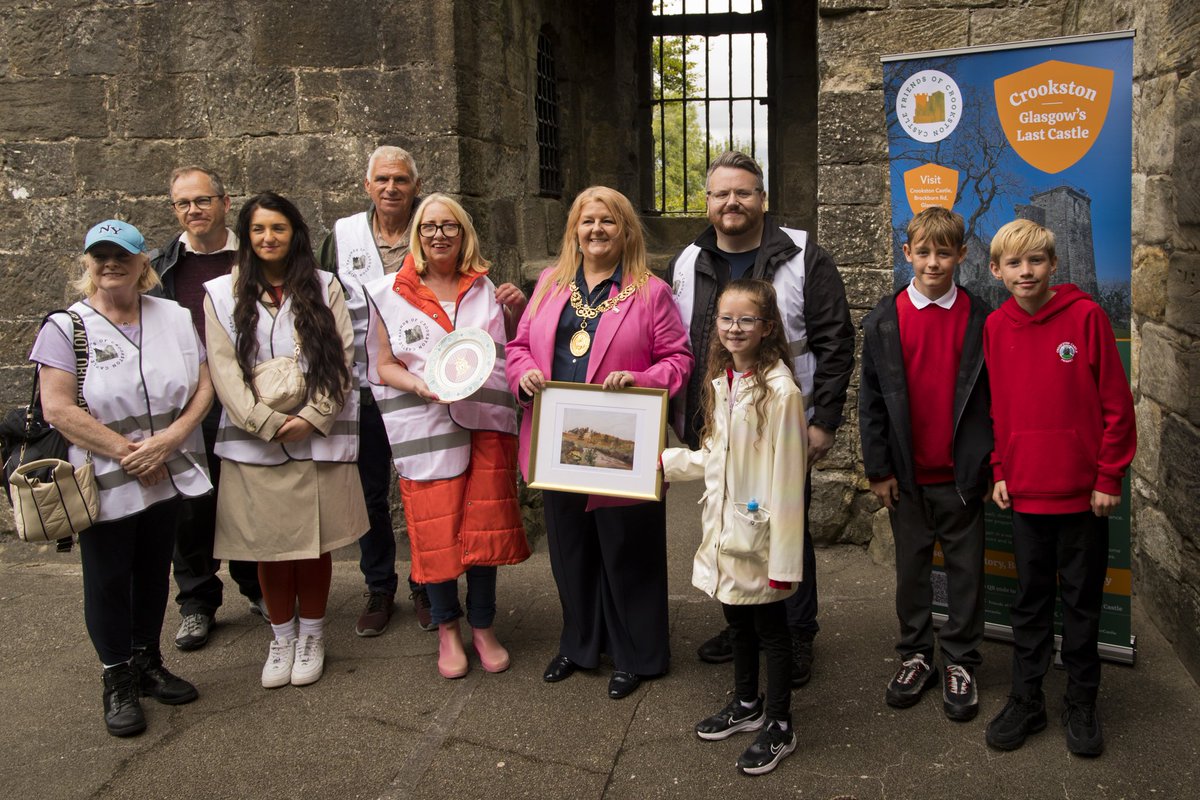 Thanks to the <a href="/LordProvostGCC/">Lord Provost of Glasgow</a> <a href="/jakimclaren/">Cllr Dr Jacqueline McLaren 🏴󠁧󠁢󠁳󠁣󠁴󠁿</a> &amp; pupils from <a href="/crookstoncastle/">CrookstonCastlePS</a> <a href="/stmarnockspri/">St. Marnock's Primary School</a> <a href="/St_monicas_prim/">St Monicas Primary</a> &amp; <a href="/RosshallAcademy/">Rosshall Academy</a> for helping at our first day of surveying at <a href="/CastleCrookston/">Friends Of Crookston Castle</a> funded by  <a href="/CastleStudies/">Castle Studies Trust</a> the most detailed investigation of the site ever.