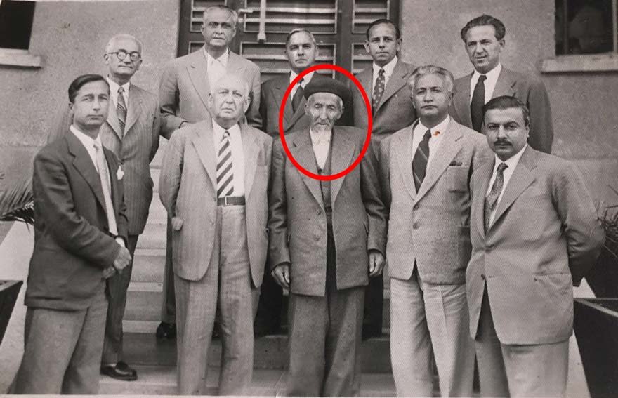 Ankara Tren İstasyonuna sırtında bir heybe, beyaz seyrek sakallı, 
70 yaşında Uşaklı bir köylü indi. Rastladığı ilk üniformalıya;
- Gazi Paşayı görmek istiyorum! dedi.
Adam demiryolcuydu, binasını gösterdi;
- Şu binaya gelir, herkesle konuşurdu ama şimdi Cumhurbaşkanı oldu, dedi.