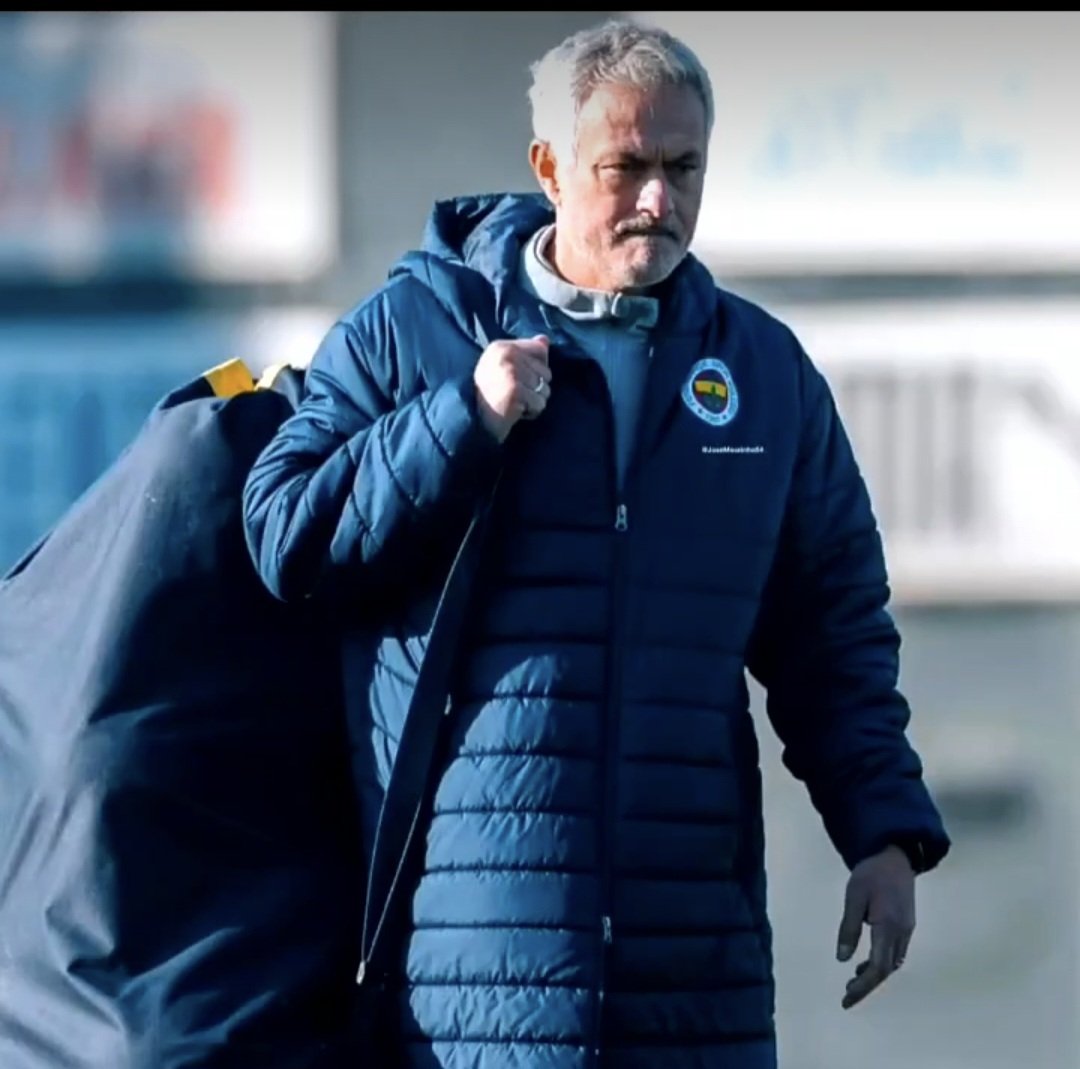 Barbar Futbol Kültürü

Bu ülkenin sahnesi büyüktür; ama üstünde oynanan oyun hep aynıdır. Yeni bir hoca gelir, ışıklar yanar, tribün ayağa kalkar, manşetler övgüyle basılır. Üç ay, bilemedin üç maç sonra aynı ışıklar sönmeye başlar. Alkışlar yuhaya, umutlar kahkahalı hakaretlere