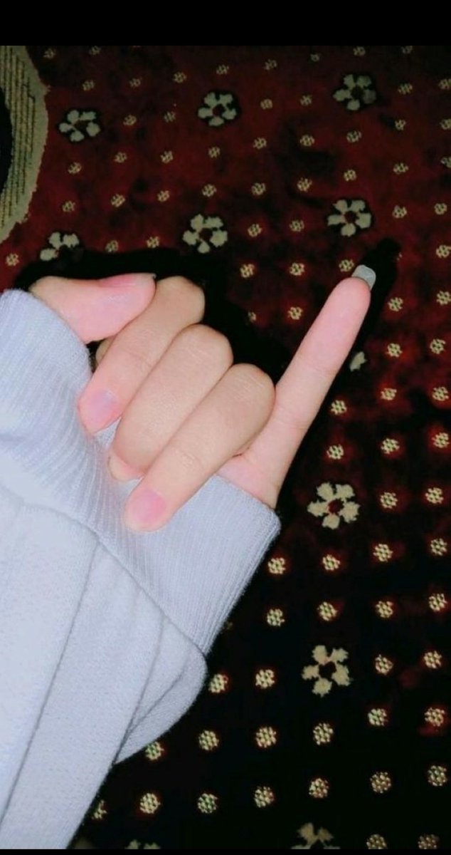 #مساء_الخير
من يدي كم تشوفون عمري مين فيكم ذكي 🤔