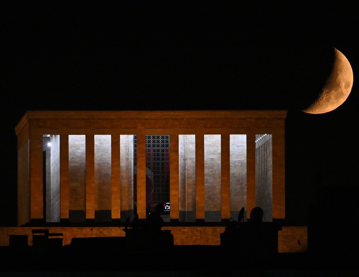 Ankara'da yarım ay, Anıtkabir ile görüntülendi.🌙