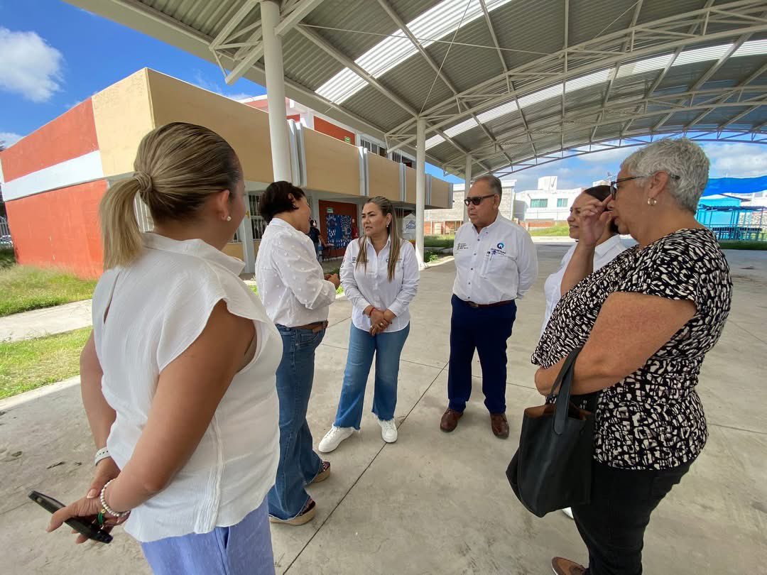 Terminando el anuncio de obra en el JN, pasé a visitar la primaria “Bicentenario de la Independencia de México”, también en Pirámides, revisamos las condiciones de la escuela antes del próximo regreso a clases, aquí entregamos obra estatal por parte del <a href="/IFEQ15/">IFEQ</a> .

#Contigo🏫