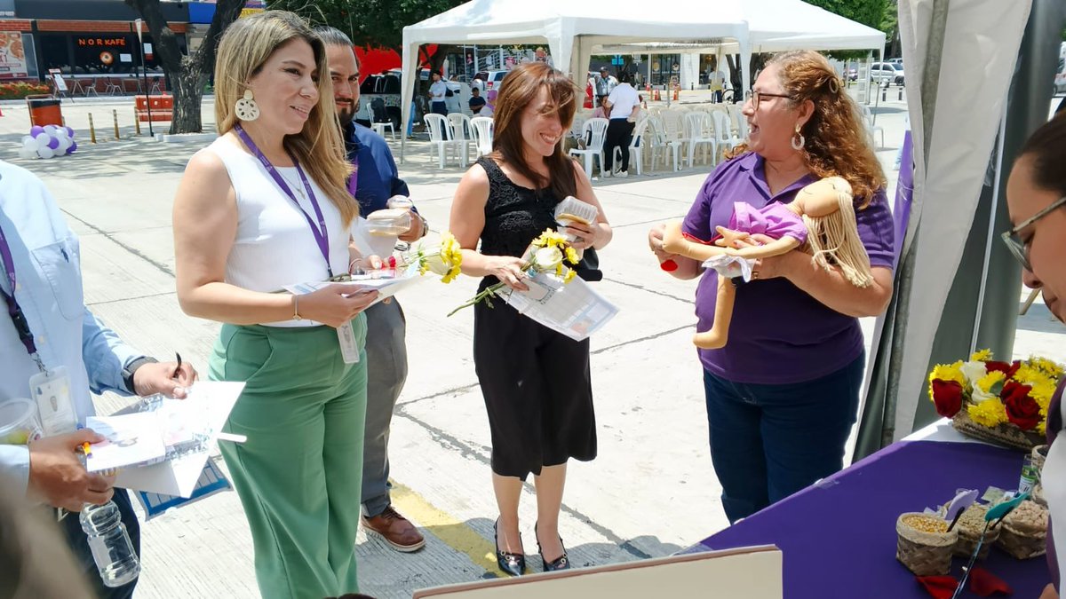 Salud_Guayas's tweet photo. #Durán | En el stand de interculturalidad, el Director del #Distrito09D24 compartió con parteras y parteros ancestrales 👩🏽‍🍼🧑🏽‍🍼, reconociendo su valioso aporte en la atención materna y fortaleciendo el trabajo conjunto por la salud de la comunidad.
#MSPEnTerritorio https://t.co/ON7gxLsCvu
