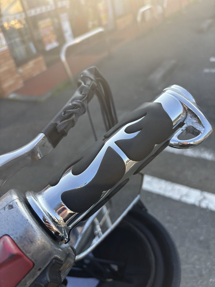 出た！このグリップあるある

スリーブとの接着あまく空回りしてくるやつ

コンビニで瞬間接着剤を買ってやってみるか😅