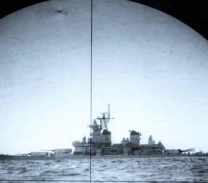 USS New Jersey en la vista de un periscopio de un submarino estadounidense.