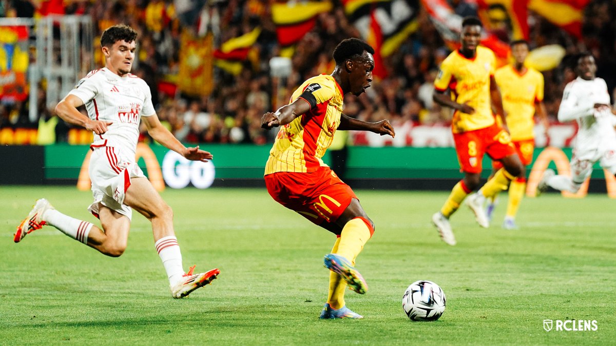 Saud Abdulhamid 𝒑𝒂𝒔𝒔𝒆 la 𝒑𝒓𝒆𝒎𝒊𝒆̀𝒓𝒆 🏎️

Le latéral saoudien a délivré sa première passe décisive en Sang et Or lors de #RCLSB29. 

#FiersDEtreLensois