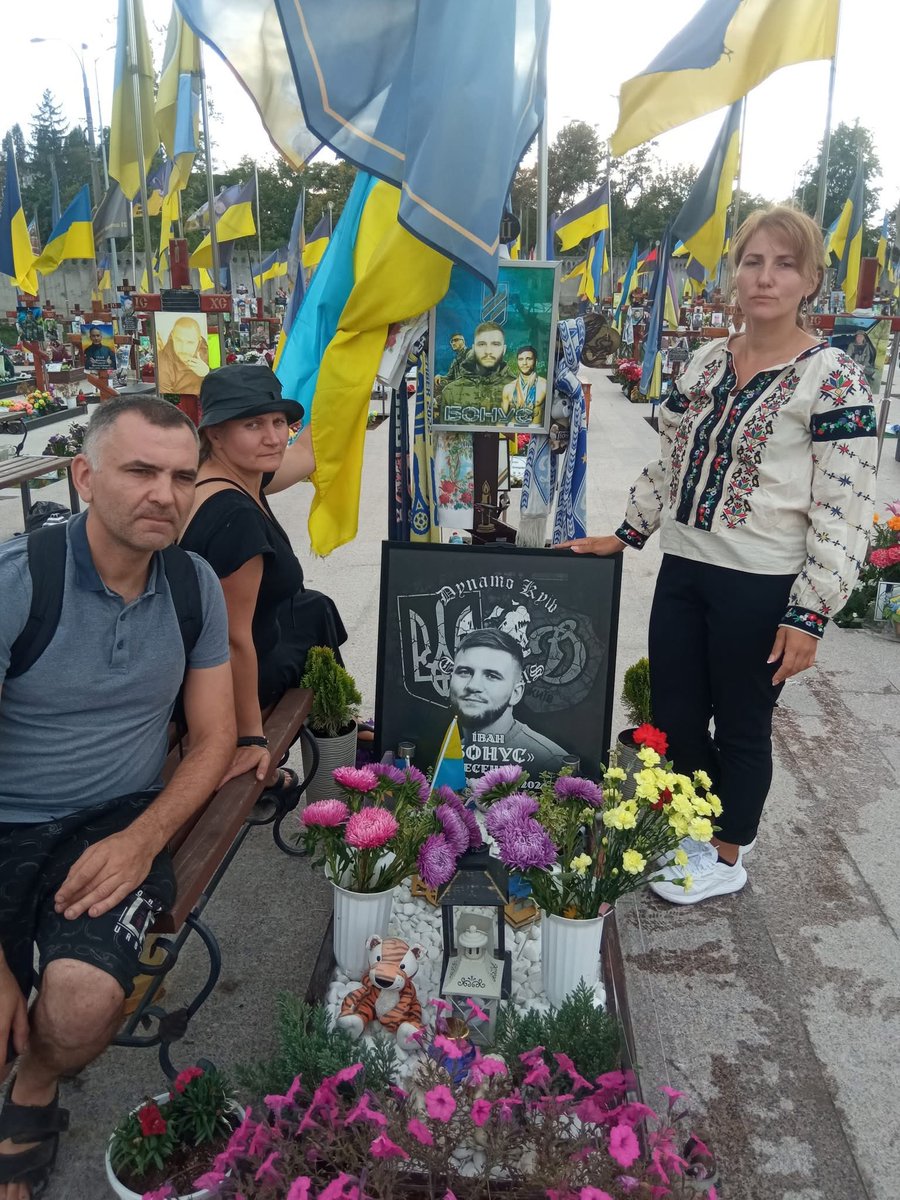 “Фото з молодшим братом. Я обійму хреста неначе його постать... Під синьо-жовтим стягом. У цих хрестах більше життя і доль, а ніж на лазурних узбережжях. У цих хрестах недосказана історія українського народу. На всі свята нам заповідано 2 метри української землі, де залишається