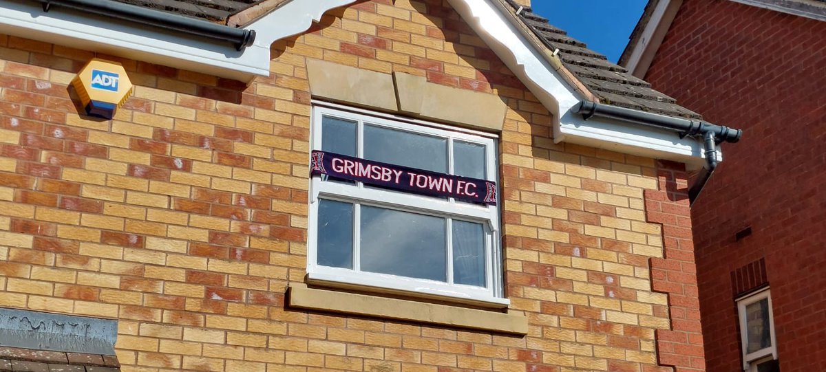 hannah_james's tweet photo. @LloydGriffith A-lot of my fam are all from up’t north but my dad is a mariner’s fan, living in Brackley, Northants now, and had this in his window the next morning. He was buzzing 🤣🎣 https://t.co/hDk2ioD59z