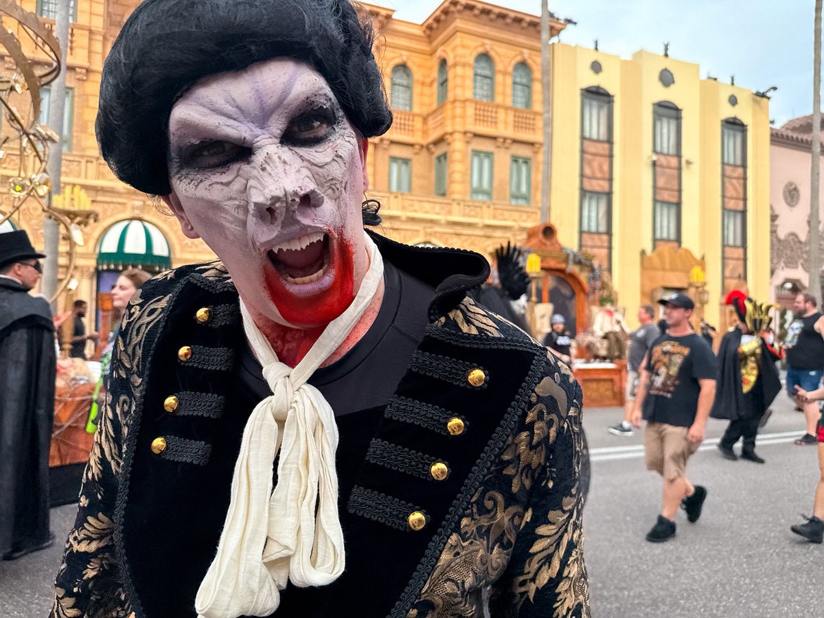 OrlandoInformer's tweet photo. When the mask slips, the fangs show. 🎭🧛 #HHN34

📍Masquerade: Dance with Death scare zone https://t.co/WVSy2PrQ1d
