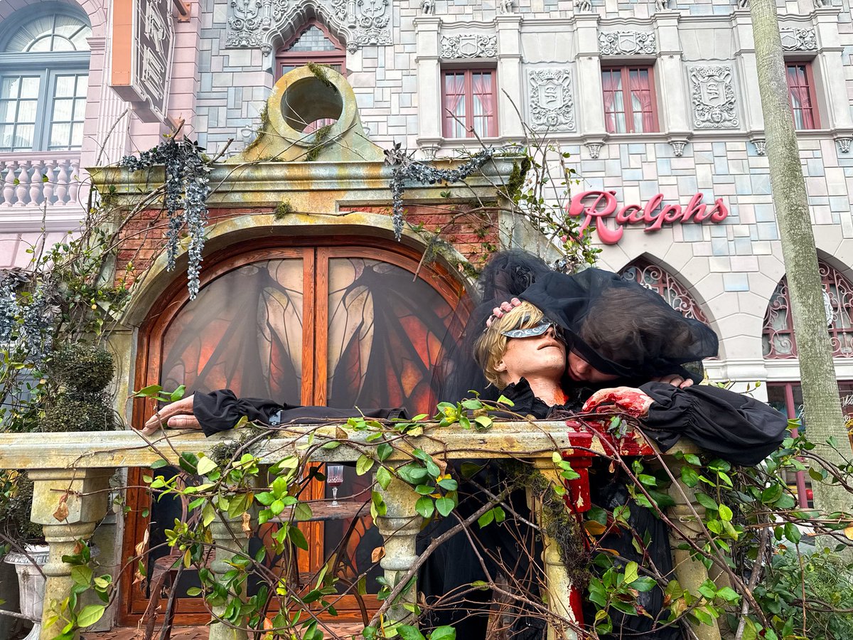 OrlandoInformer's tweet photo. When the mask slips, the fangs show. 🎭🧛 #HHN34

📍Masquerade: Dance with Death scare zone https://t.co/WVSy2PrQ1d