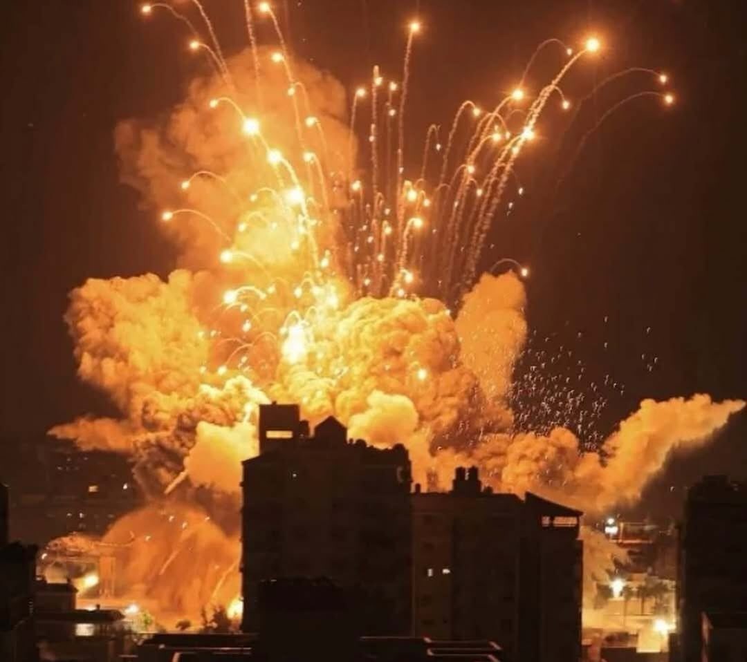 ECSaharaui__'s tweet image. 🚨⚡️ ÚLTIMA HORA | El ejército israelí declara la ciudad de Gaza como &quot;zona de combate peligrosa&quot;

Nadie duerme en la noche de Gaza; no son fuegos artificiales, sino las pesadas bombas israelíes que aniquilan a la humanidad. 

La realidad es una pesadilla, más dura que cualquier…